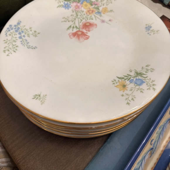 Fine China!! Set of 8 - except for one missing dinner plate. - Picture 2 of 3